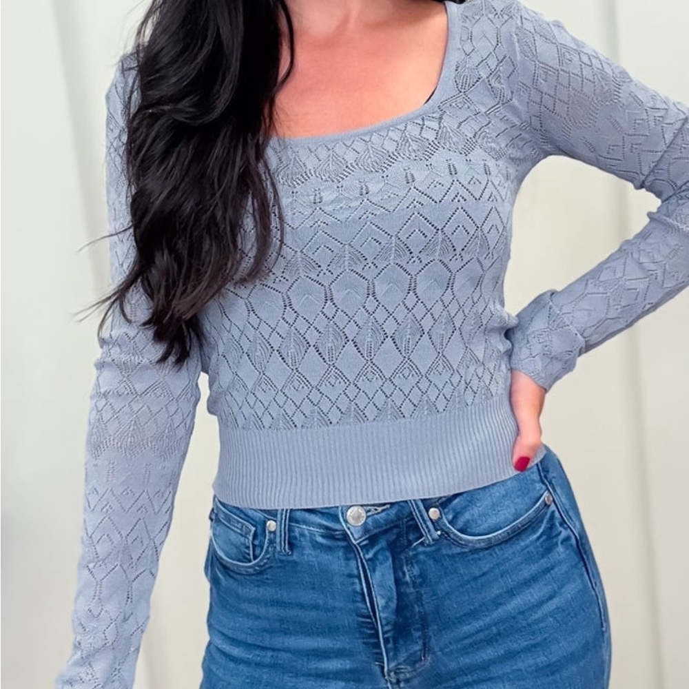 NWT HEM & THREAD CROCHET SWEATER TOP IN MEDIUM